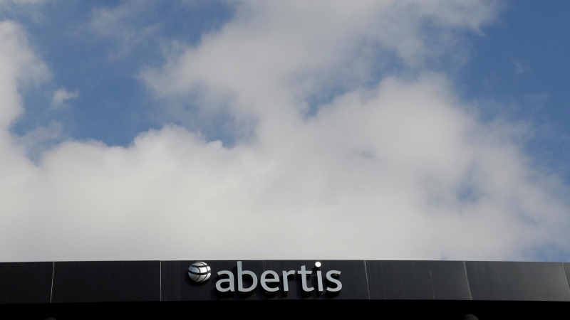 Cartel distintivo de la empresa Abertis en su oficina de Barcelona. / Reuters