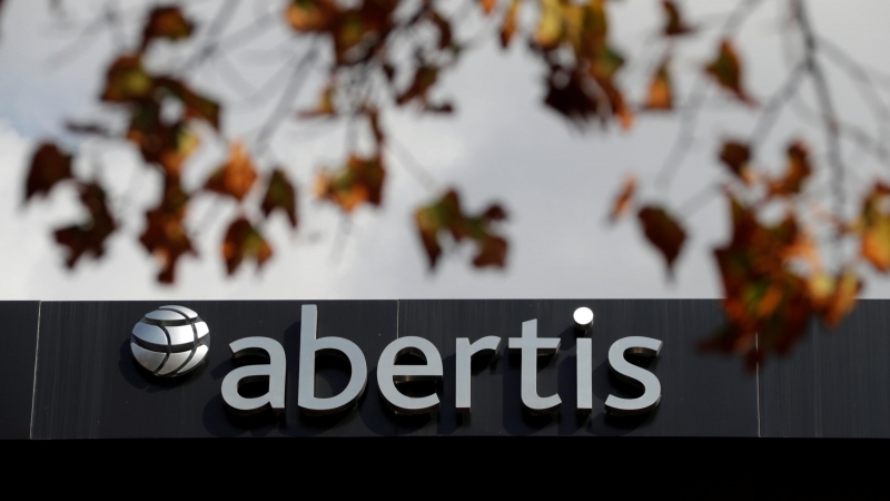 El logo de Abertis en su sede de Barcelona. REUTERS