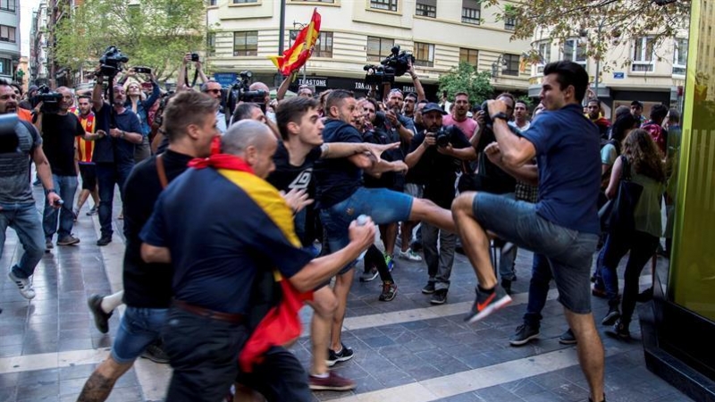 Enfrentamientos entre los asistentes a la tradicional manifestación de entidades de izquierda y nacionalista del 9 d'Octubre llevada a cabo por el centro de Valencia. / EFE
