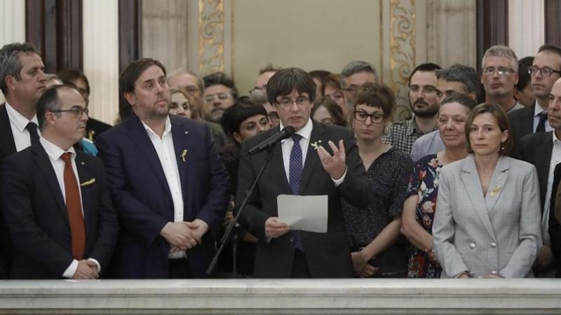 El presidente de la Generalitat, Carles Puigdemont (c) junto al vicepresidente del Govern y conseller de Economía, Oriol Junqueras y la presidenta del Parlament, Carme Forcadell, realiza una declaración en las escalinatas del Parlamen del Parlament tras a