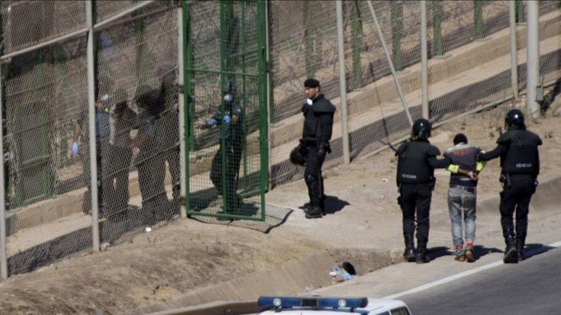 Una de las devoluciones en caliente en la valla de Melilla por las que Estrasburgo ha condenado a España, el 13 de agosto de 2014.- EFE