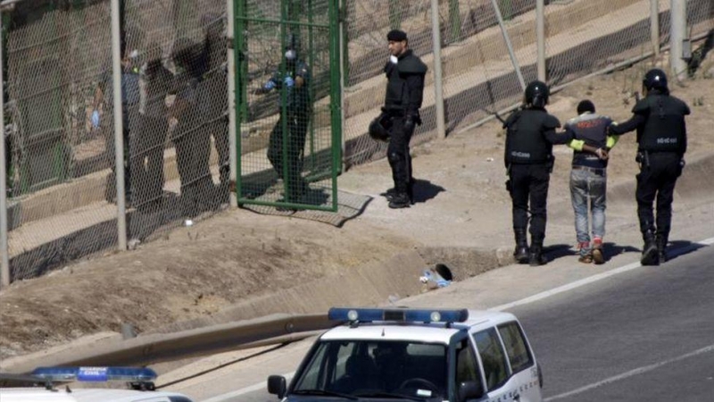 Una de las devoluciones en caliente en la valla de Melilla por las que Estrasburgo ha condenado a España, el 13 de agosto de 2014.- EFE
