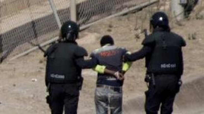 Una de las devoluciones en caliente en la valla de Melilla por las que Estrasburgo ha condenado a España, el 13 de agosto de 2014.- EFE