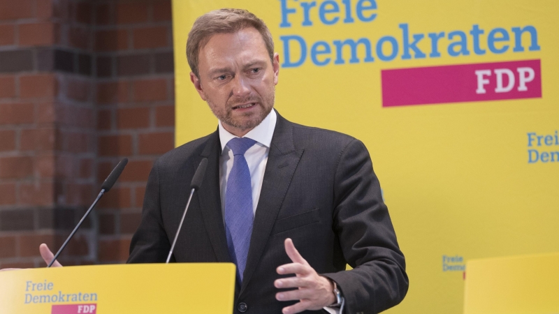 El líder del Partido Liberal (FDP), Christian Lindner, ofrece una rueda de prensa en la sede del partido en Berlín (Alemania), después de que anoche  rompiera las conversaciones para formar una coalición conAngela Merkel y con Los Verdes. EFE/H. JEON