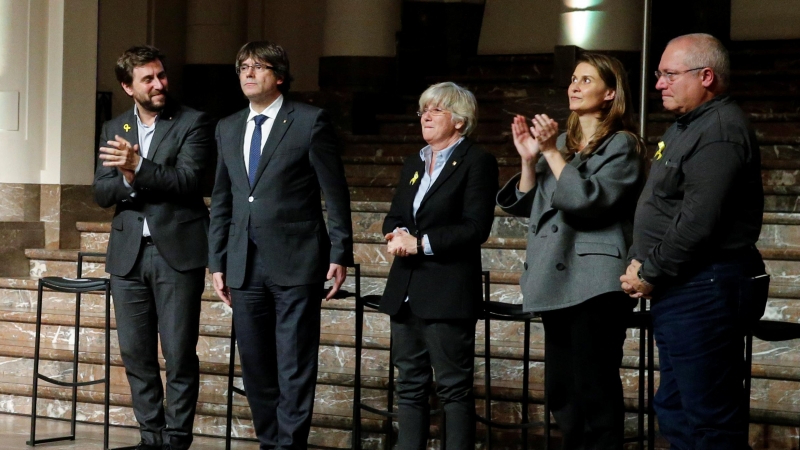 El presidente cesado Carles Puigdemont y los exconsellers Antoni Comin, Clara Ponsati, Meritxell Serret y Luis Puig, en un encuentro con alcaldes catalanes en Bruselas el pasado 7 de noviembre. REUTERS/Pascal Rossignol