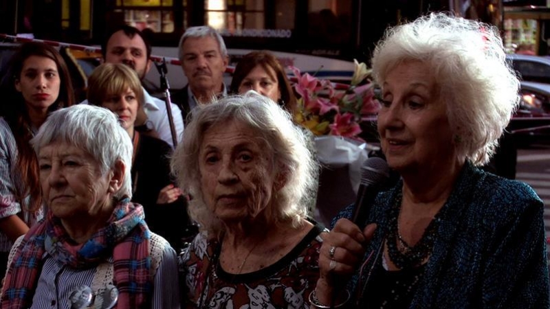 La presidenta de las Abuelas de Plaza de Mayo, Estela de Carlotto, participando en un acto en Buenos Aires, donde recibieron un homenaje. / EFE