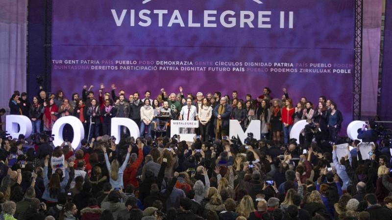 Cargos y representantes de Podemos saludan desde el escenario en el cierre del Congreso de Vistalegre. /MANOLO FINISH