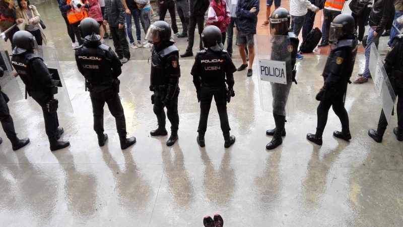 Antidisturbios durante el referéndum del 1-O./EUROPA PRESS