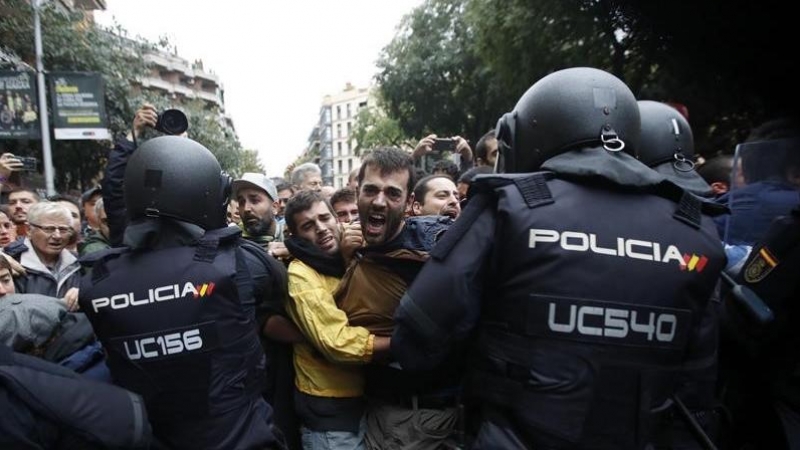 Intervención policial en el Institut Ramon Llull de Barcelona / EFE