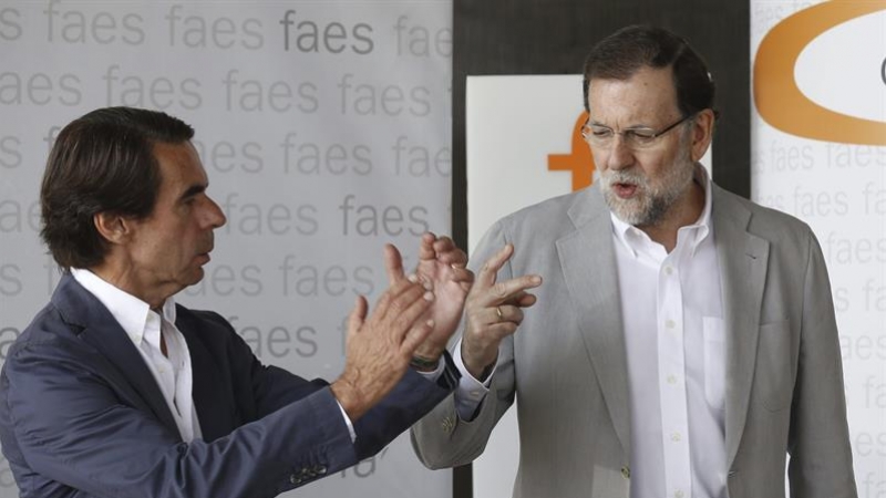 El presidente del Gobierno y del PP, Mariano Rajoy (d), junto al presidente de honor del PP y presidente de FAES, José María Aznar (i), durante la clausura del campus de verano organizado por esta fundación.- EFE/Sergio Barrenechea