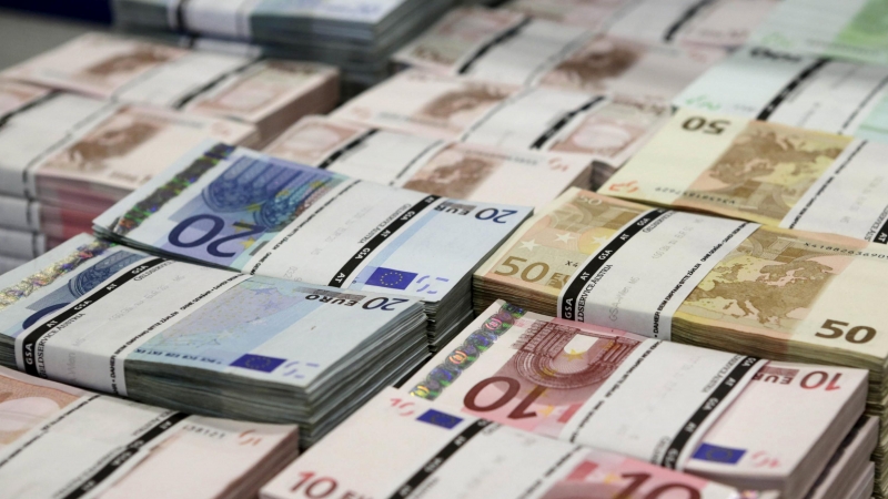 Fajos de billetes de euro. REUTERS