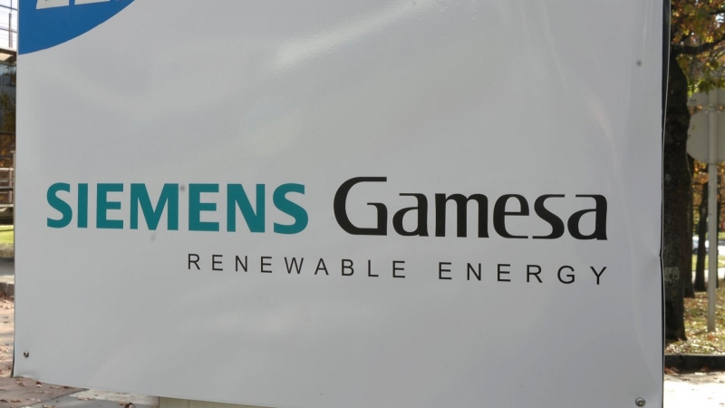 El logo de Siemens Gamesa a la entrada de la sede de la compañía de aerogeneradores en la localidad vizcaína de Zamudio. REUTERS/Vincent West