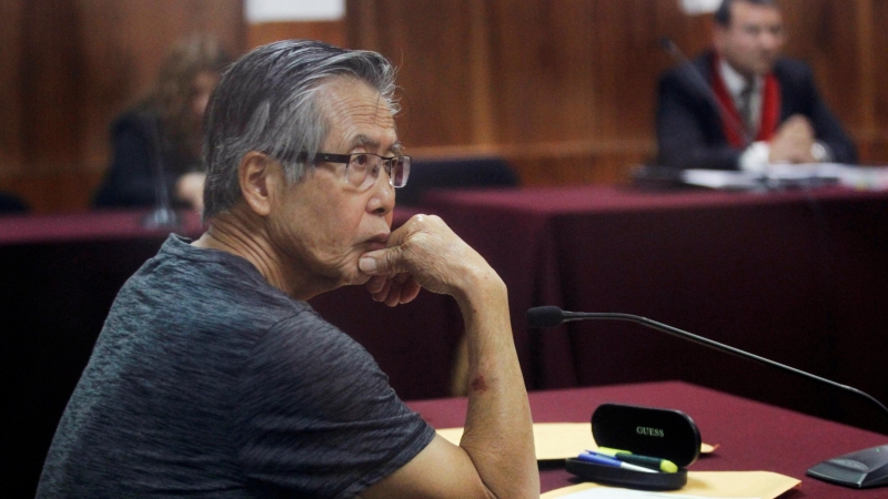 El ex presidente peruano Alberto Fujimori comparece ante el tribunal. / EFE