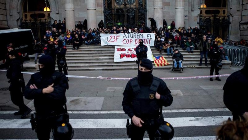 Varias decenas de personas se han concentrado a primera hora de esta mañana ante el Tribunal Superior de Justicia de Catalunya (TSJC). - EFE