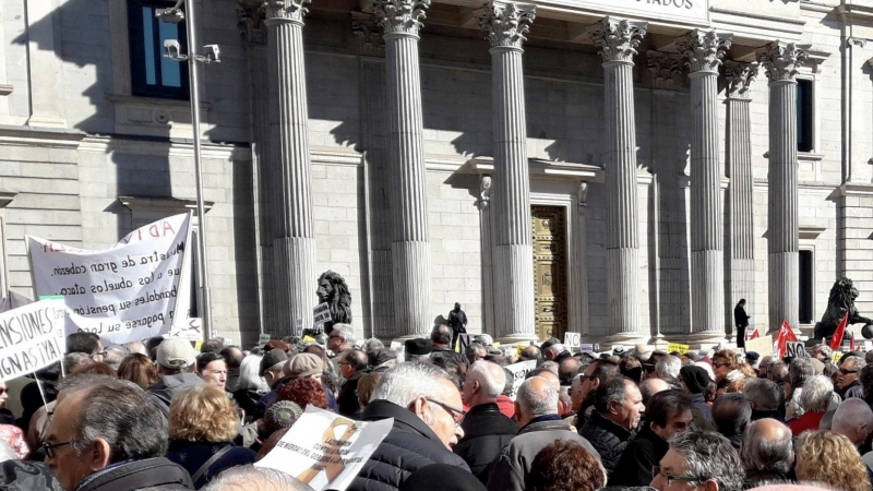 Imagen de la concentración de jubilados en defensa del sistema público de pensiones, en la Carrera de San Jerónimo en Madrid, frente al Congreso de los Diputados. EFE/Jesús Narvaiza