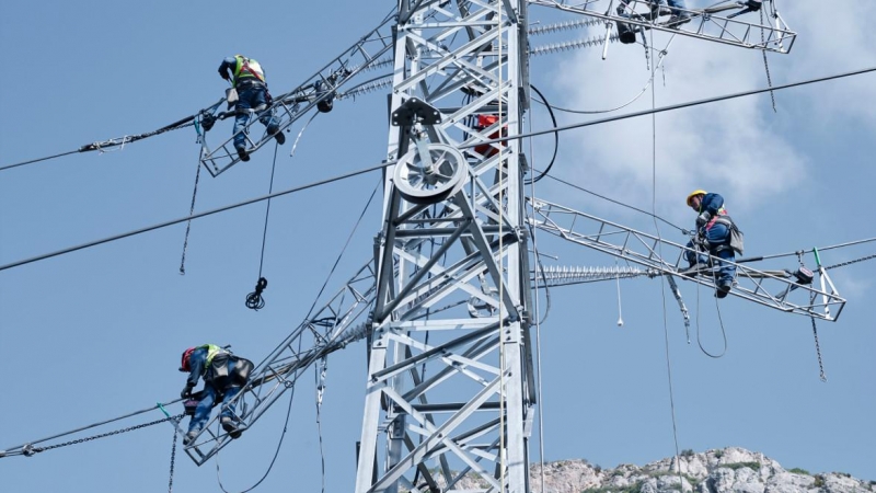 Treballs en una torre d'alta tensió. Endesa