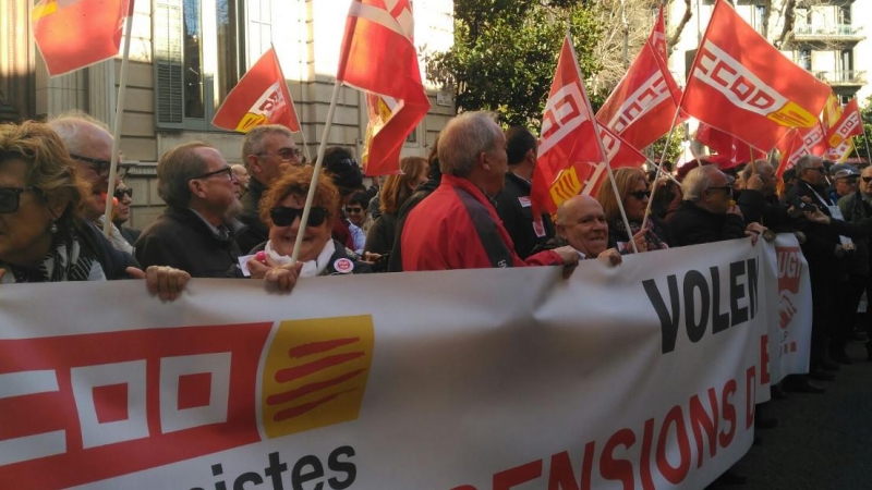 Pensionistes manifestant-se aquest dimarts a Barcelona, davant la delegació del Govern central a Catalunya. Maria Rubio.