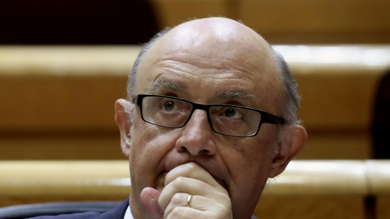 El ministro de Hacienda, Cristóbal Montoro, durante la sesión de control al Gobierno en el pleno del Senado. EFE/Kiko Huesca