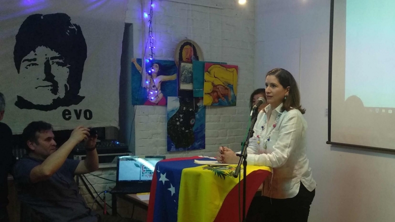 Claudia Salermo, embajadora de Venezuela ante Bélgica, Luxemburgo y la Unión Europea, en el acto homenaje a Chávez.