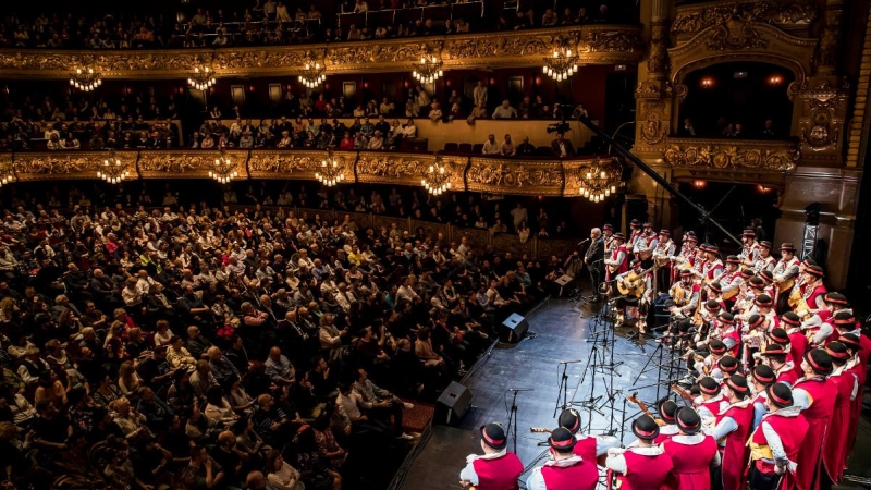 Actuació del coro Don Taratachín del carnaval de Cadis, aquest diumenge, al Gran Teatre del Liceu de Barcelona.