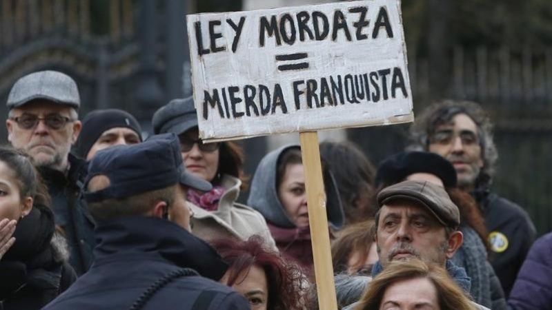 Asistentes a la manifestación convocada por diversos colectivos en Madrid para protestar contra la ley mordaza justo cuando se cumplen tres años de su aprobación. EFE/Javier Lizón