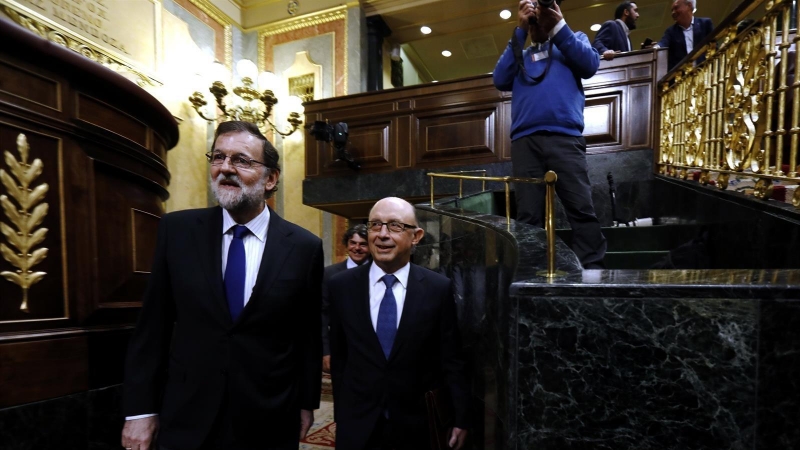 El presidente del Gobierno, Mariano Rajoy, con el ministro de Hacienda, Cristóbal Montoro, en el Hemiciclo del Congreso. E.P.