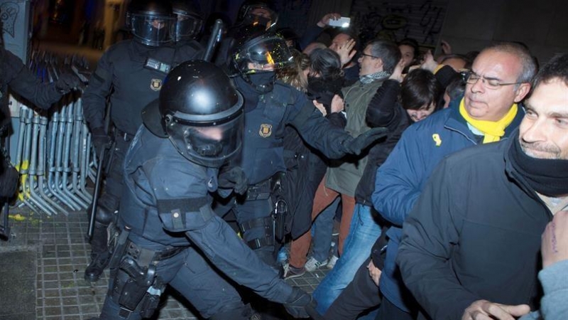 Agents antiavalots dels Mossos d'Esquadra han carregat contra els manifestants en les immediacions de la delegació del govern / EFE Enric Fontcuberta