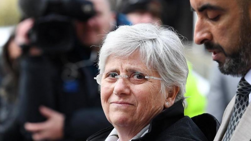 La exconsellera Clara Ponsatí (c), acompañada de su abogado Aamer Anwar (dcha), llega a la comisaría de policía de St. Leonards en Edimburgo. /EFE