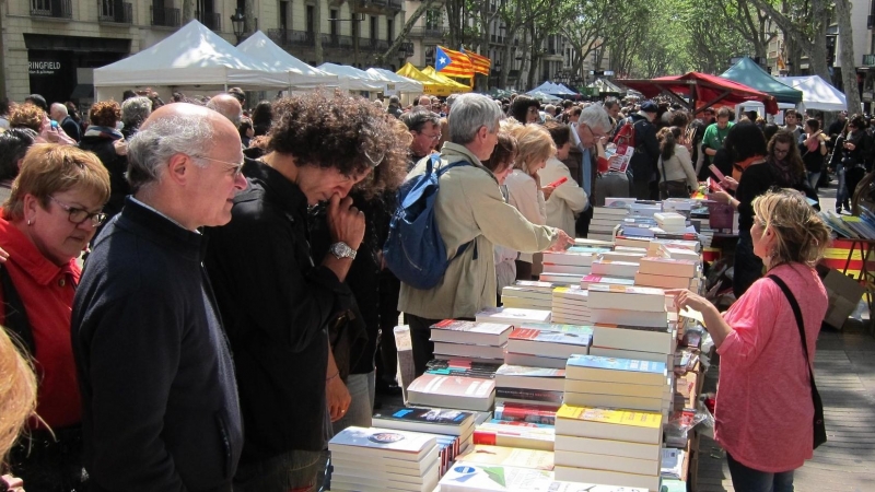 Parades de llibres a les Rambles de Barcelona per la Diada de Sant Jordi / Arxiu EUROPA PRESS