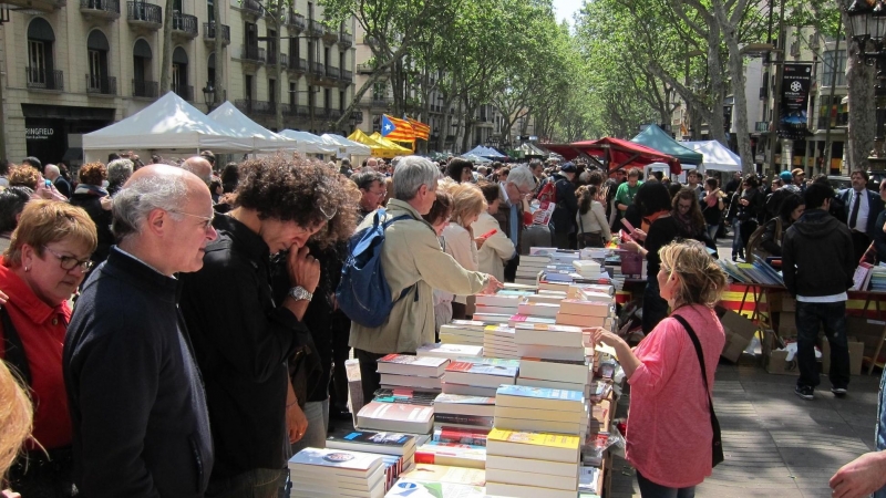 Parades de llibres a les Rambles de Barcelona per la Diada de Sant Jordi / Arxiu EUROPA PRESS