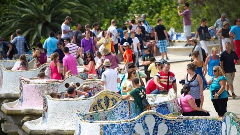 Turistes al Parc Güell de Barcelona, en una imatge d'arxiu | Europa Press.
