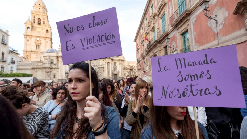 Centenares de personas se han concentrado esta tarde en la Plaza de Belluga de Murcia para mostrar su indignación por la sentencia de la Audiencia Provincial de Navarra que condena a los 5 miembros de la llamada Manada por un delito de abuso sexual, no de