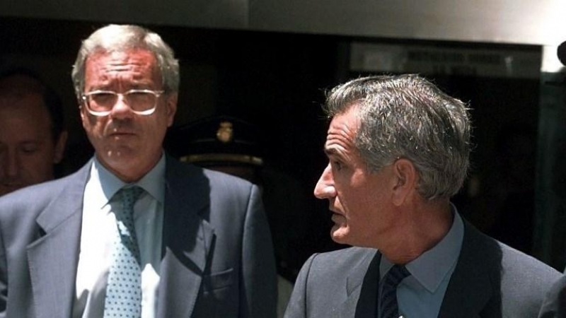 El exministro de Interior Jose Barrionuevo y el ex secretario de Estado de Seguridad Rafael Vera, a la salida del Tribunal Supremo después de una de las sesiones del juicio por los GAL, en junio de 1998. AFP/Dominique Faget
