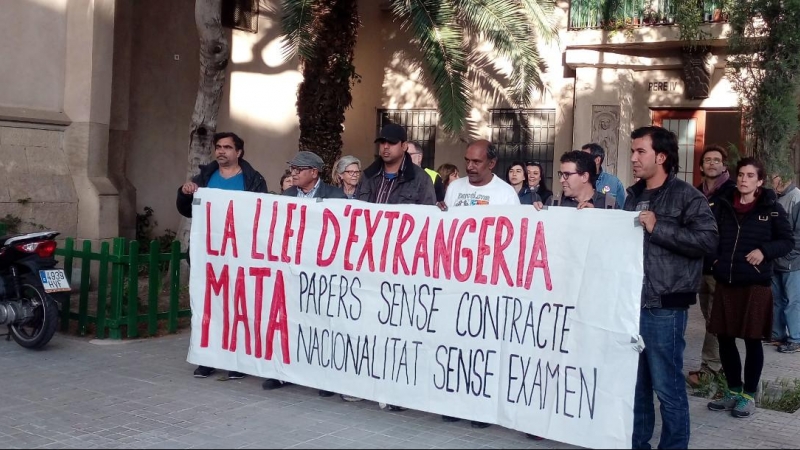 Un grup d'immigrants portant una pancarta reivindicativa, abans de començar la tancada a l'església del Sagrat Cor, al barri del Poblenou de Barcelona. / Javier Borràs.