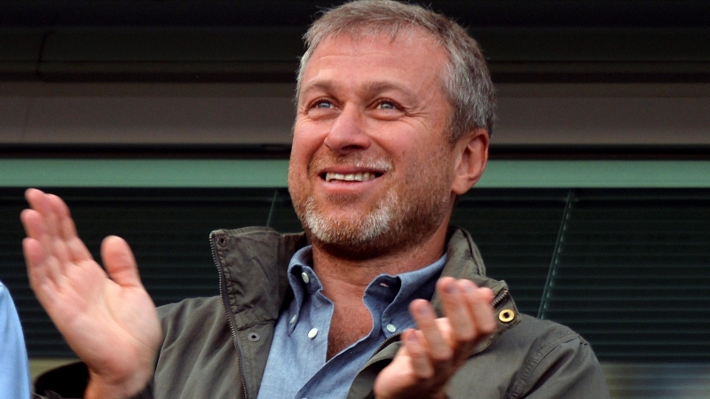 El millonario propietario del club de fútbol Chelsea Roman Abramovich applaude durante un partido de la Premier League inglesa. REUTERS/Toby Melville