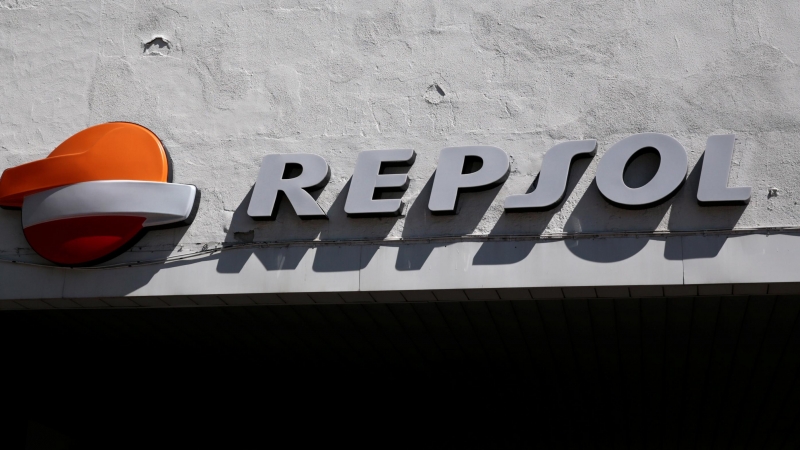 El logo de la petrolera española Repsol en una estación de servicio en Madrid. REUTERS/Andrea Comas