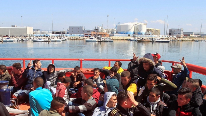 Los 66 inmigrantes rescatados esta mañana por Salvamento Marítimo cuando viajaban a bordo de cuatro pateras en el Estrecho de Gibraltar. EFE/A.Carrasco Ragel