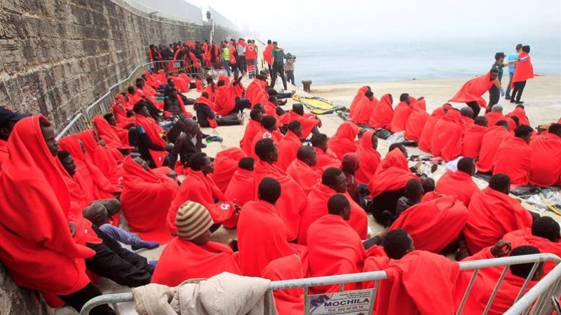 Llegada al puerto de Tarifa (Cádiz) las 307 personas que han sido rescatadas desde esta madrugada por Salvamento Marítimo cuando viajaban a bordo de 38 pateras en aguas del Estrecho de Gibraltar y tras recuperar los cadáveres de cuatro inmigrantes. - EFE