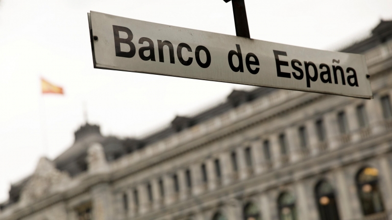 El letrero de la entrada de la estación de metro de Banco de España, frente a la sede de la entidad, en el centro de Madrid. REUTERS/Juan Medina