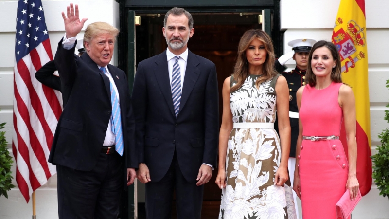 El presidente de EEUU, Donald Trump, y su esposa Melania Trump reciben a los reyes Felipe VI y Letizia en la Casa Blanca, en Washington. REUTERS/Jonathan Ernst