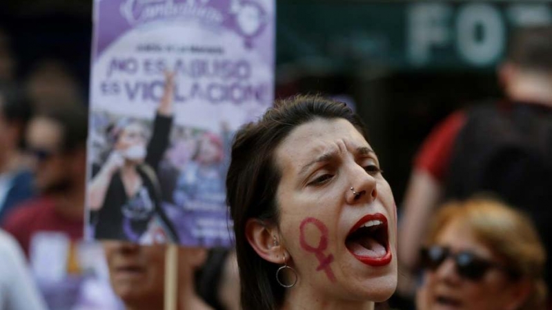 Manifestación de mujeres en Madrid, esta tarde ante el Ministerio de Justicia, en protesta por la puesta en libertad de 'La Manada'. (JUAN CARLOS HIDALGO | EFE)