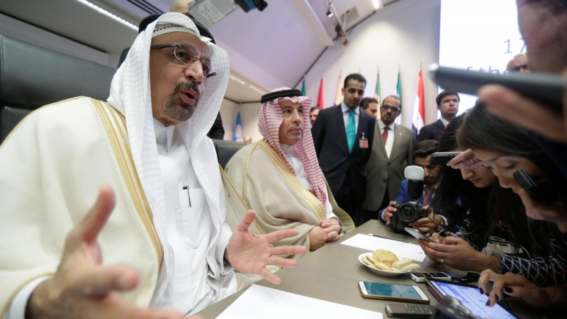 El ministro del Petróleo de Arabia Saudí, Jalid al-Falih, conversa con periodistas antes del inicio de la cumbre de la OPEP en Viena. REUTERS/Heinz-Peter Bader