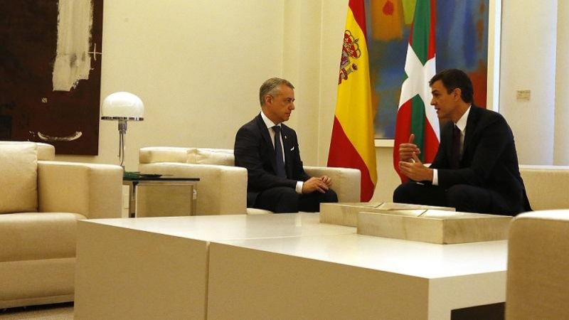 El presidente del Gobierno, Pedro Sánchez, y el presidente del Gobierno Vasco, Iñigo Urkullu, durante una reunión. / LA MONCLOA