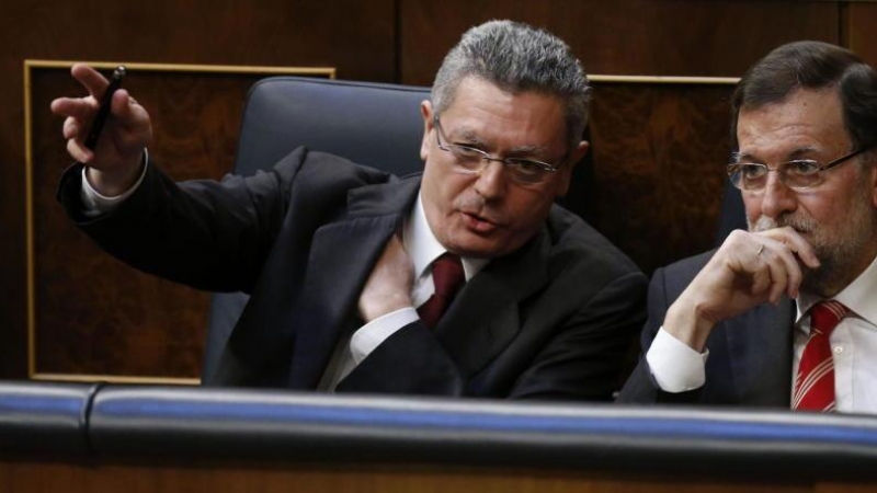 Mariano Rajoy con el entonces ministro de Justicia, Alberto Ruiz-Gallardón, en el banco azul del Congreso de los Diputados. EFE