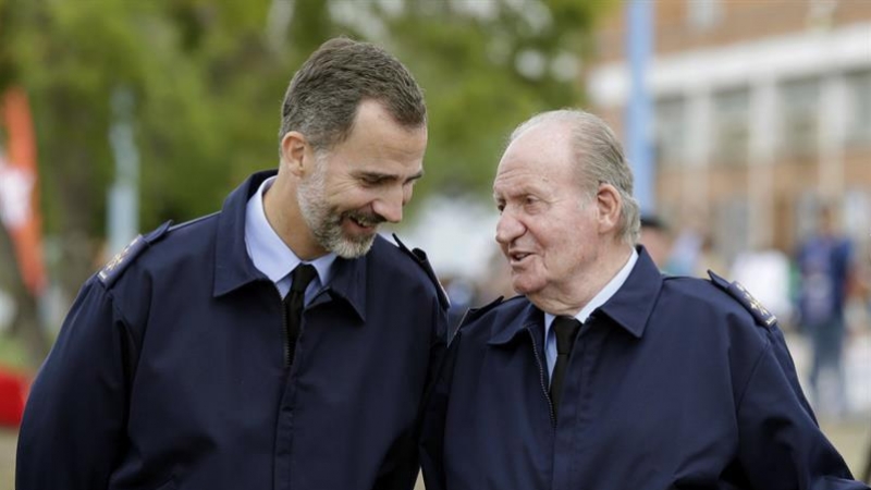 El rey Felipe VI, junto a su padre, Juan Carlos I. - EFE