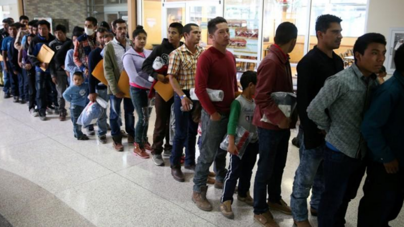 Familias mexicanas son separadas en la frontera entre EEUU-México - REUTERS