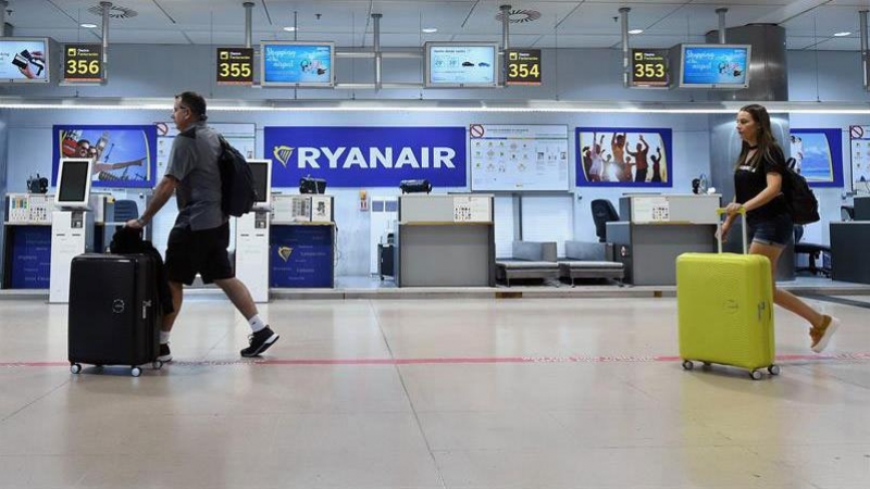 Dos pasajeros pasan antes los mostradores de la aerolínea Ryanair en la T-1 del aeropuerto Adolfo Suárez Madrid-Barajas. (FERNANDO VILLA)