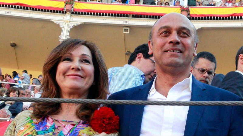Ana Rosa Quintana y su marido, Juan Muñoz, en una imagen de 2012 en la Plaza de Las Ventas de Madrid. EFE
