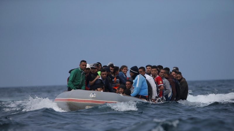 Una patera con decenas de migrantes antes de desembarcar en la playa Del Canuelo tras cruzar el Estrecho de Gibraltar navegando desde la costa de Marruecos, en Tarifa. / Reuters