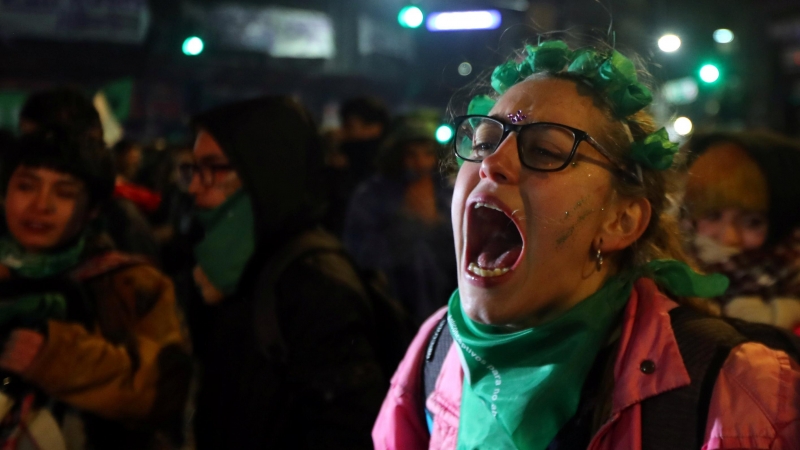 La reacción de una mujer en la manifestación tras conocer el 'no' del Senado al aborto en Argentina - REUTERS/Marcos Brindicci